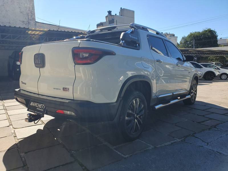 FIAT - TORO - 2022/2022 - Branca - R$ 142.990,00