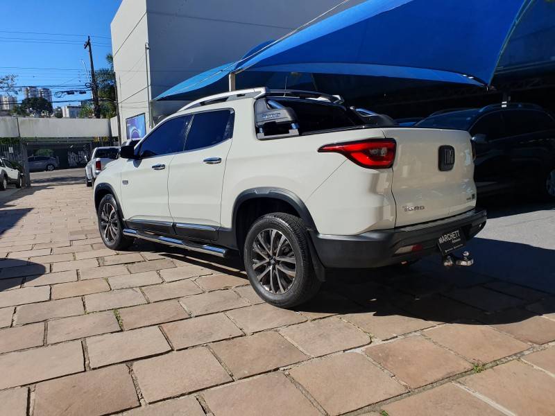 FIAT - TORO - 2022/2022 - Branca - R$ 142.990,00